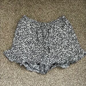 Floral ruffle Black and White Women's Shorts